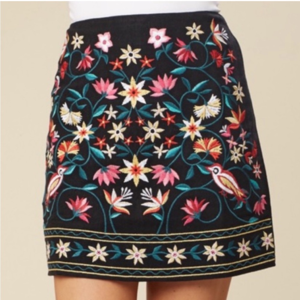 Impeccable Pig Embroiderd Skirt in Size Large